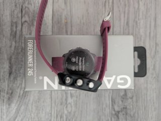 Google Pixel Watch 4 y Garmin Forerunner 245
