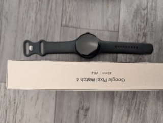 Google Pixel Watch 4 y Garmin Forerunner 245