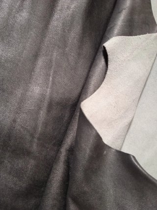 Piel de vacuno gris oscuro suave y flexible, 18€.
