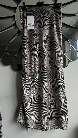 Falda larga satinada estampado cebra “Zara”