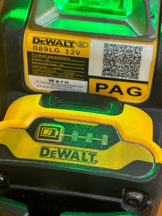 Nivel láser línea verde autonivelante DEWALT 12.