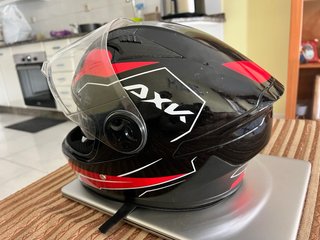 Casco de moto AXK negro y rojo. Talla L