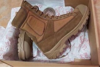 Botas de montaña color beige y marrón