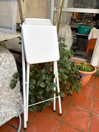 Taburete alto blanco metálico