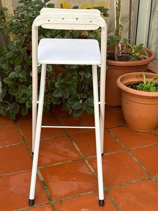Taburete alto blanco metálico