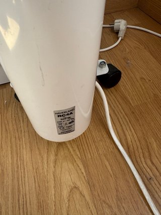 Calefactor eléctrico blanco con ruedas