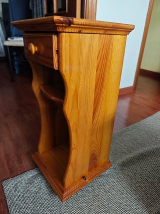 Mesita de noche de madera