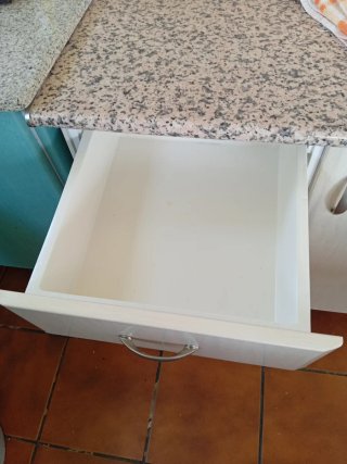 Mueble de cocina beige y blanco