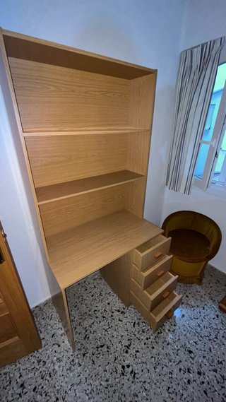 Escritorio de madera con estantería