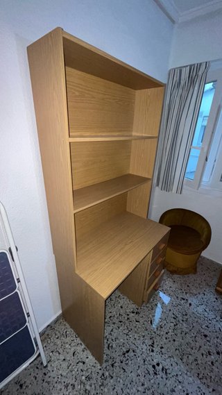 Escritorio de madera con estantería