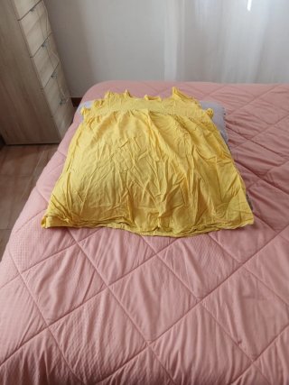 Camiseta amarilla con volantes