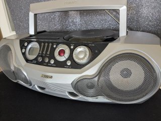 Radio CD Cassette Philips en muy buen estado.