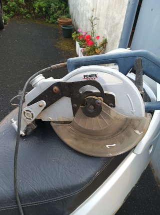 Sierra circular Power Plus 1200w no tiene la base