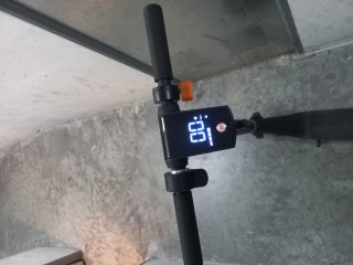 Patinete eléctrico con cargador y instrucciones.