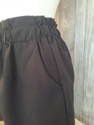Pantalón corto negro con cordón