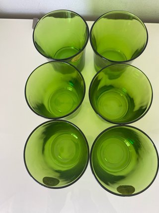 Seis vasos de agua Duralex verde