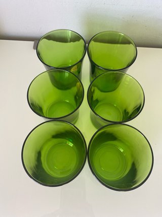 Seis vasos de agua Duralex verde