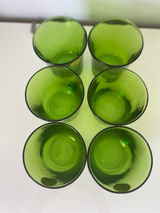 Seis vasos de agua Duralex verde