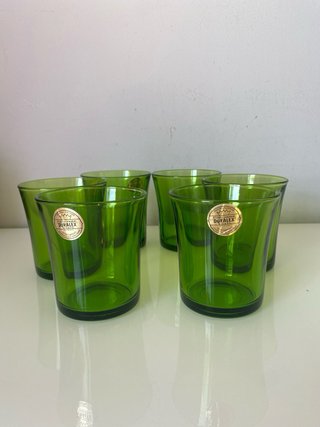 Seis vasos de agua Duralex verde