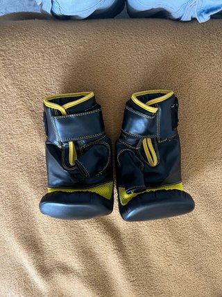 Guantes de boxeo CONRIE negros y de UFC