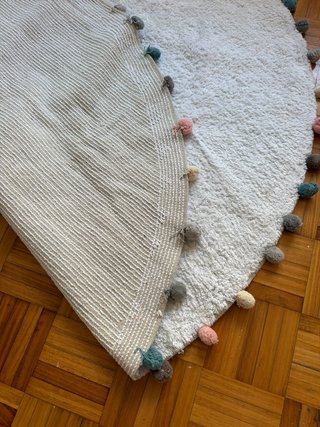 Alfombra redonda infantil pompones