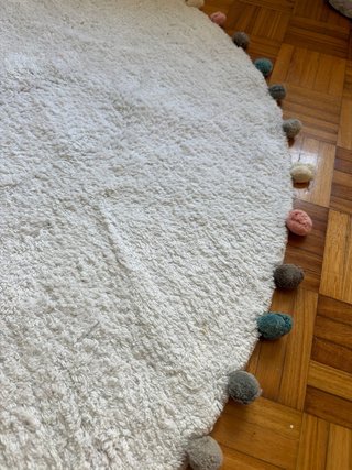 Alfombra redonda infantil pompones
