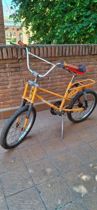 Bicicleta antigua naranja