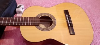 Guitarra Española Admira con funda y afinador.