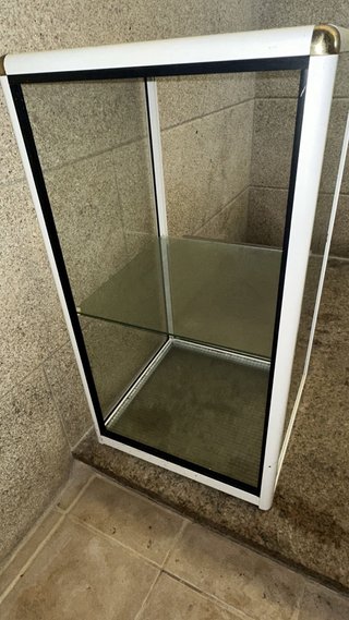 Expositor de cristal y metal