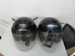 Casco de moto negro con visera