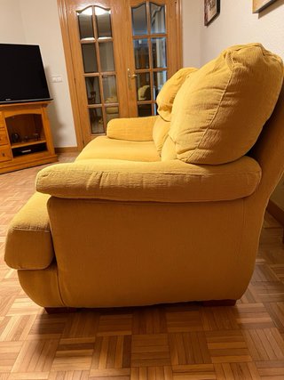 Sofá 3 plazas amarillo cómodo en buen estado