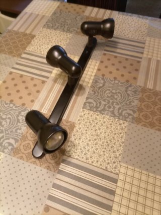 Lámpara de techo alargada de 3 focos LED.