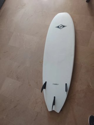 Tabla de surf BIC Sport con reparaciones