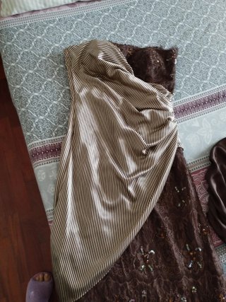 Vestido de fiesta marrón y dorado