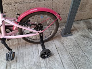 Bicicleta infantil rosa con ruedines