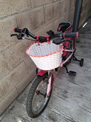 Bicicleta infantil rosa con ruedines