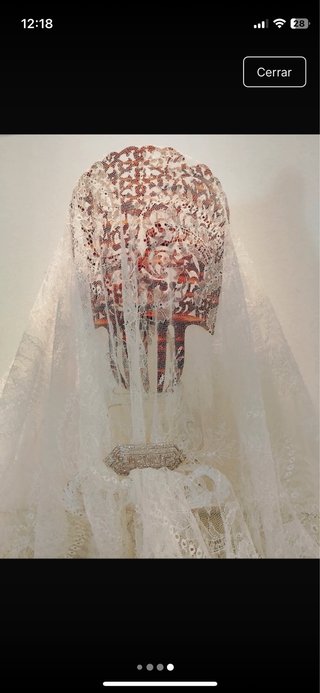 Mantilla bordada a mano blanca rota