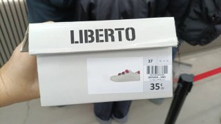 Zapatillas blancas con tiras brillantes