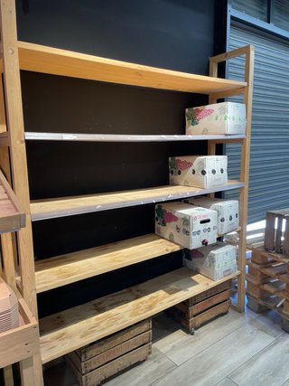Estanterías de madera y cristal