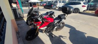 Suzuki GSR 750 Naked Roja y Negra.