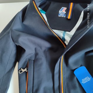 Giubbottino K-Way nero con zip colorata