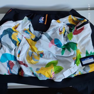 Giubbottino K-Way nero con zip colorata