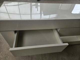 Mueble bajo blanco con cajones