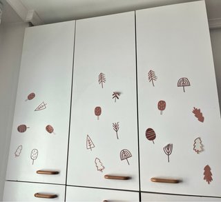 Armario infantil con pegatinas de árboles urge