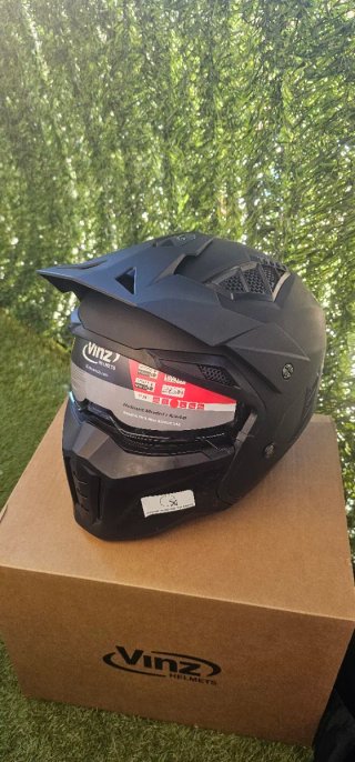 Casco  nuevo marca Vinz Kioto Negro con visera sol