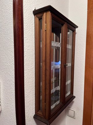 Vitrina de madera y cristal para colecciones