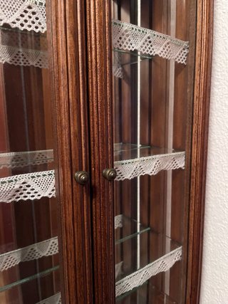 Vitrina de madera y cristal para colecciones