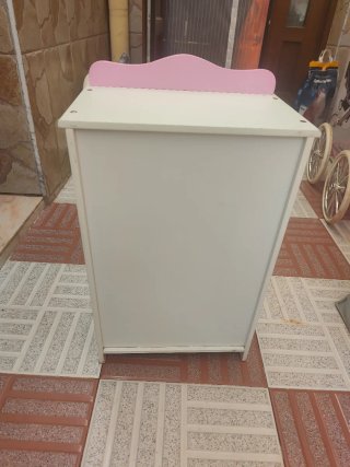 Armario de muñecas rosa y blanco