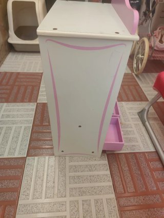 Armario de muñecas rosa y blanco