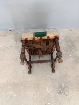 Silla pequeña vintage para restaurar